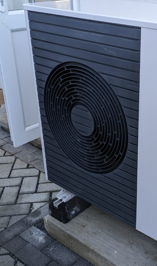 Pompe à chaleur air eau installée le long d'une maison